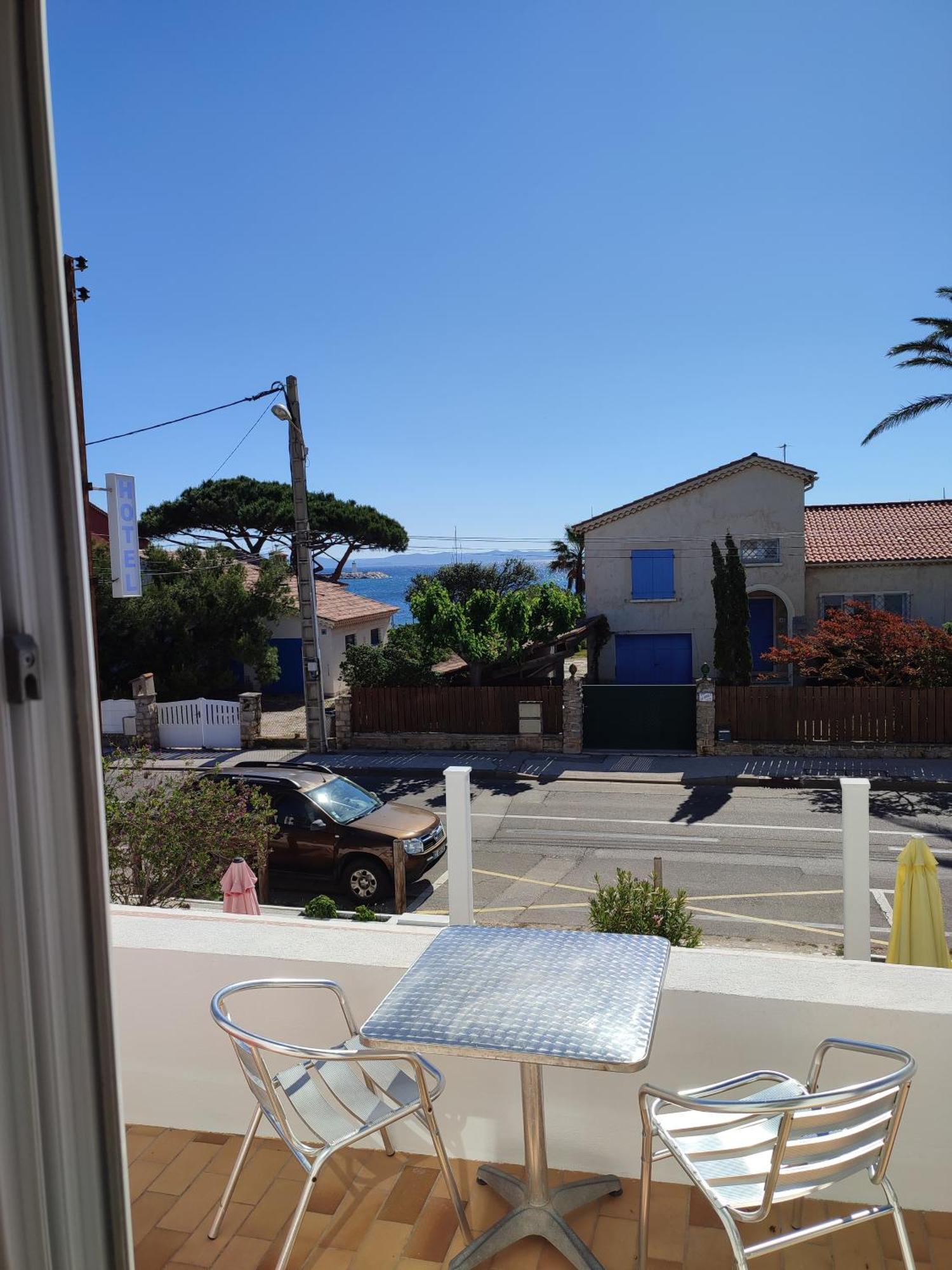 Hotel Le Calypso Hyeres Exterior photo